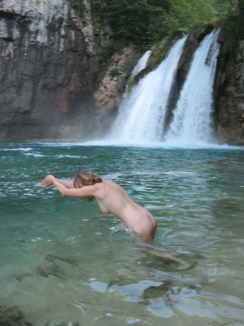 naturistelyon:Naked swimmingSpend time naked in nature.