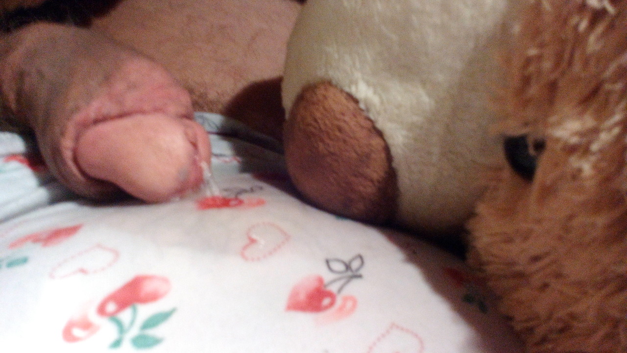 Sissyschwein pisst sich beim Kuscheln ein