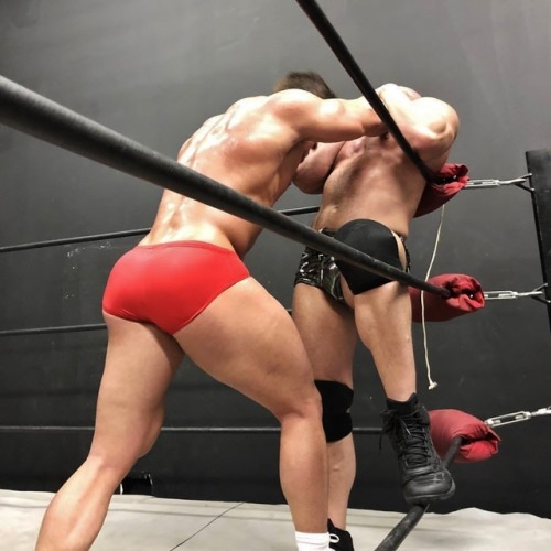 lovesjobbers: misterwoodtoyou: Brute (6'2&quot;, 265 lbs) vs Cason (6'1&quot;, 235 lbs) in R