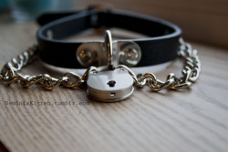 xgeminixkittenx:  My other collar. I love how the lock looks a little like a cat or  bear. I’ll let you see it on me later. If you want to, of course. 