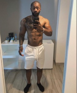 jonnybravo92:  duque459:    Bodyyyy 🙌🏾🤩  Mmm sexy brother