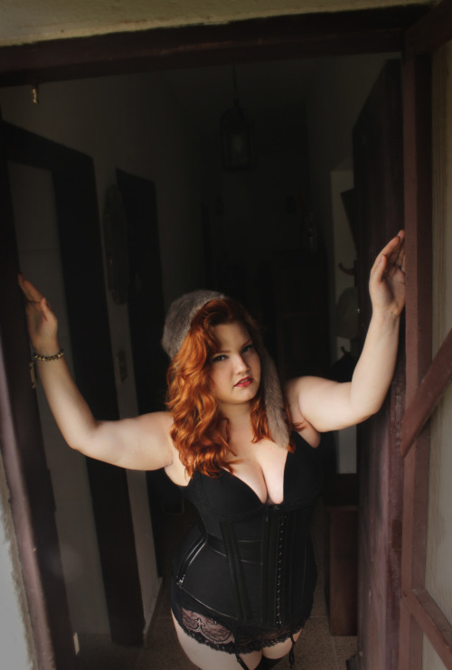 curvyisthenewblack: sinosemingles: Photos by Camilla Freitas and Rusty Ness  Corset - Suzane Ba