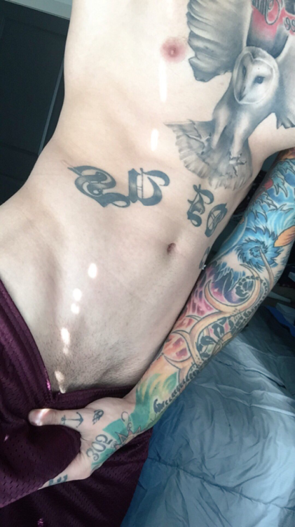 flaytes-wenos:  Amo el cuerpo de los hombres con tatuajes y más si tienen picos grandes