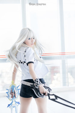 hotcosplaychicks:  Genderbent - Roxas II by KiraHokuten Check out http://hotcosplaychicks.tumblr.com for more awesome cosplay 