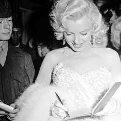 missmonroes:  Marilyn Monroe at the premiere