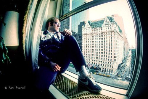 adriisamused:Elton John at the Sherry-Netherland Hotel in NYC, 1976.  Photos by Ron Pownall.