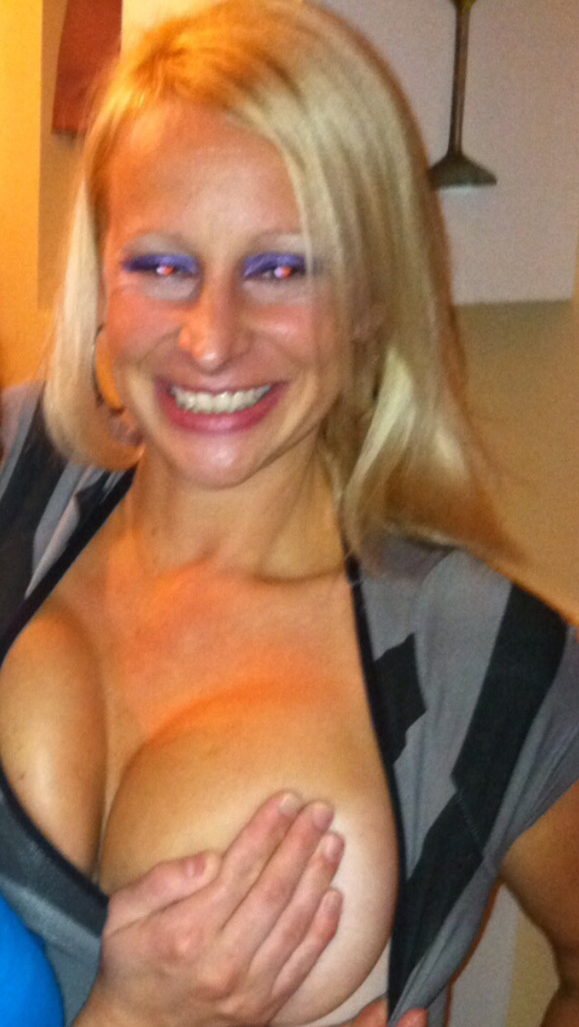 big-boobs-blonde:  I must reblogg this one! This mature blonde with big boobs is