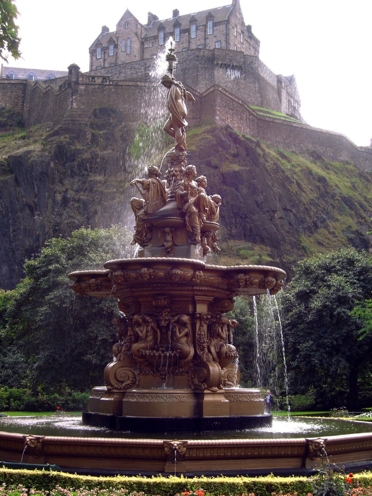 cityhopper2:  Princes Street Gardens and   Edinburgh Castle, Edinburgh, August 2008,