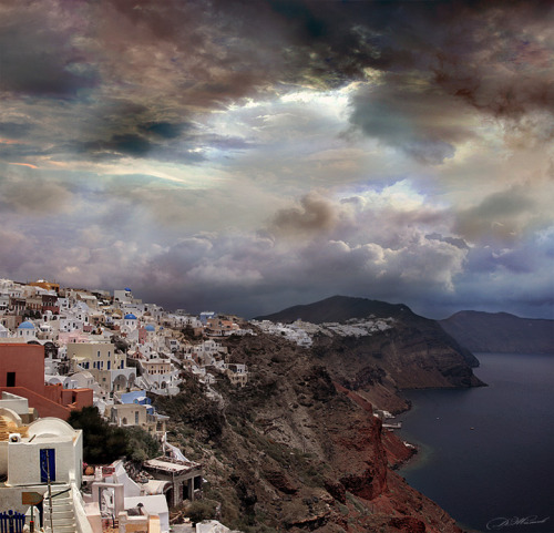 santoriniisland:Cloudy Oia, Santorini(via 35PHOTO - Дмитрий Жамков - Sky town)