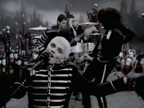 homecoming:my chemical romance being cute in welcome to the black parade outtakes. 