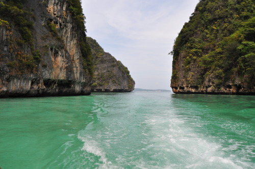 the-tribal-kids: littleescapesbyfarah:  Koh Phi Phi Thailand  vote for the-tribal-kids here, pole en