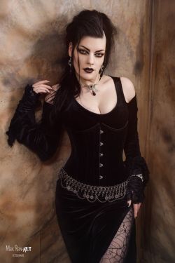 gothicandamazing:   Model : Gatto Nero KatzenkunstPhoto: Meik Reinhardt-FotografieJewelry: Poison KissWelcome to Gothic and Amazing |www.gothicandamazing.com