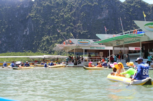 Tourists in canoes at Tham lod. (Lod cave, the cave with tunnel)