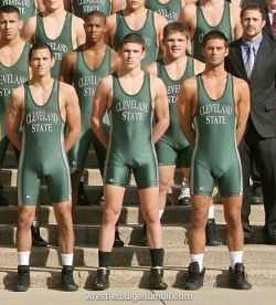 wrestlerbulge:  More STRAIGHT GUYS Here!