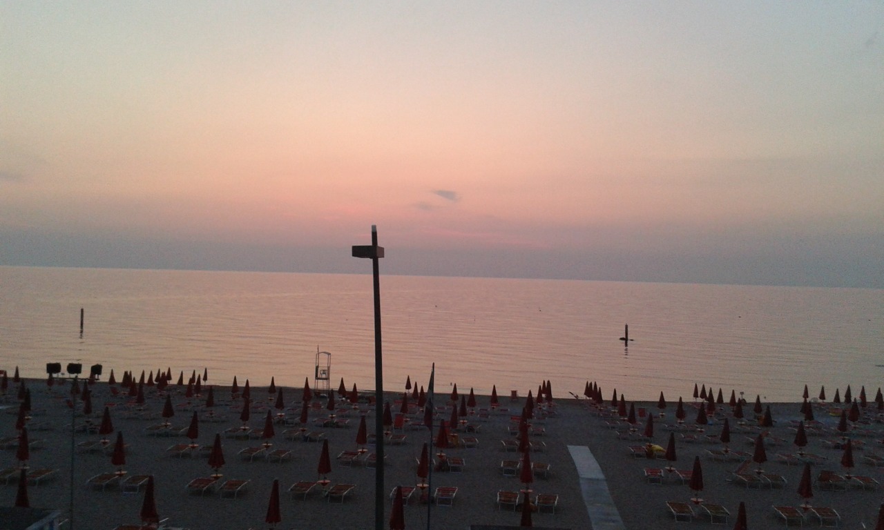 stelle-di-una-galassia-perduta:  Alba to Porto Recanati, Marche (foto mie)