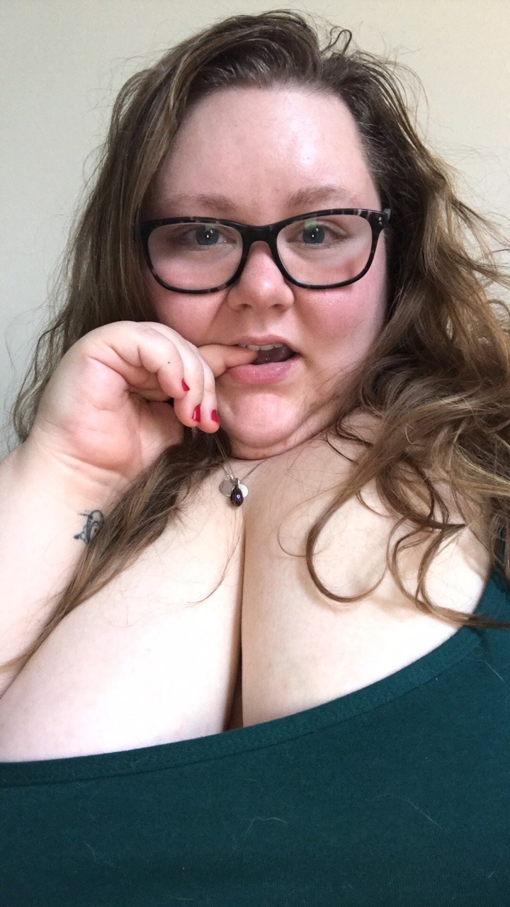 bigxgirlsxlovexsex:  One of my favorite colors to wear. I love how milky my skin