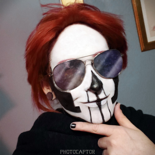  We do bones.Heyyy, how about a makeup test! I used an ancient chunk of Snazaroo for the white mak