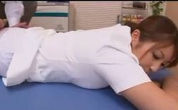 abc-movie:  荒木瞳　マッサージ師のお姉さんの体がエロ過ぎて我慢できないView