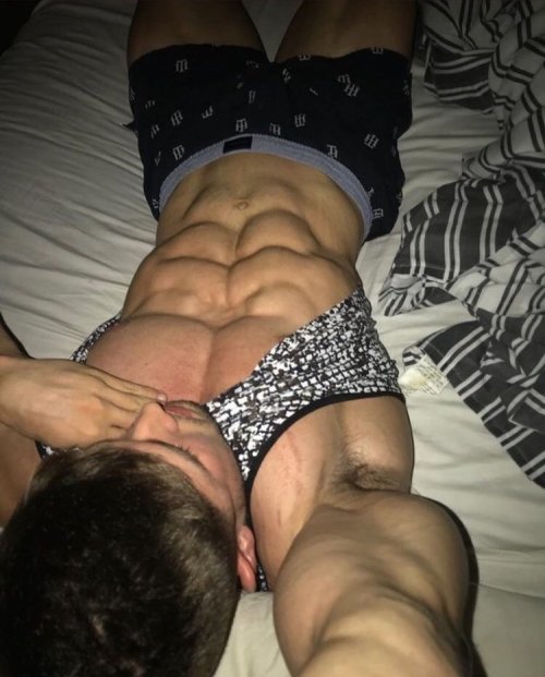 rippedmusclejock: One glance on my muscle-body makes me hard as fuck