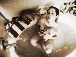 bloodyqueefs:  Amandalin bathing with the chihuahuas.  :) ! 