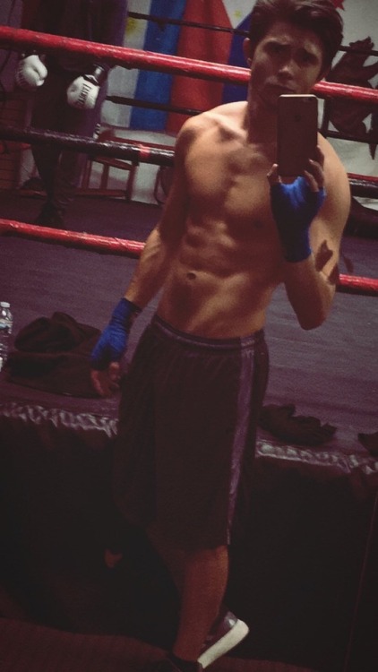 mateuswardacts:Mateus Ward and his washboard abs