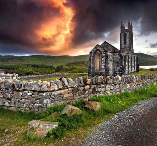 oglaighnaheireann:Old Church Dunlewey, Poisoned Glen, Co Donegal, IrelandFuair mé óltach taobh amuig