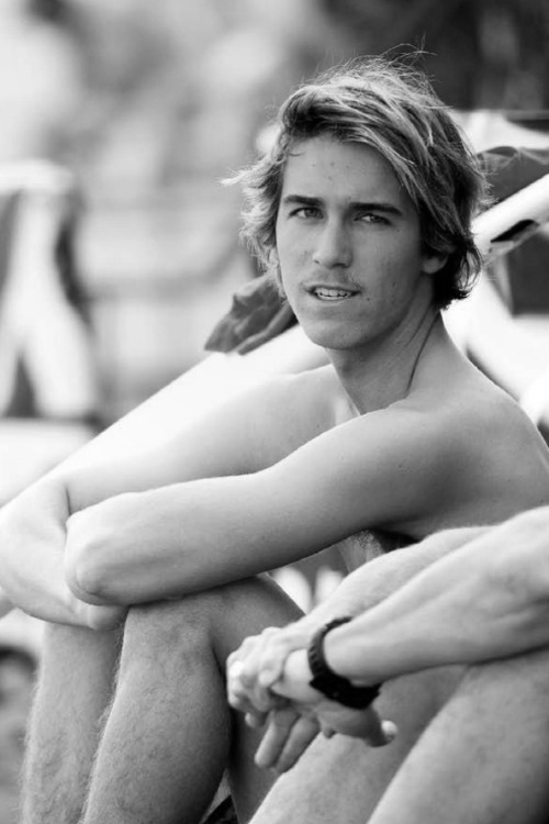 surfsurfersurfing:  Evan Photo: Duncan Macfarlane