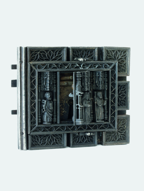 Cabinet lock, late 15th century. Iron cut, France. Photo: Uwe Dettmar. Museum Angewandte Kunst, Fran