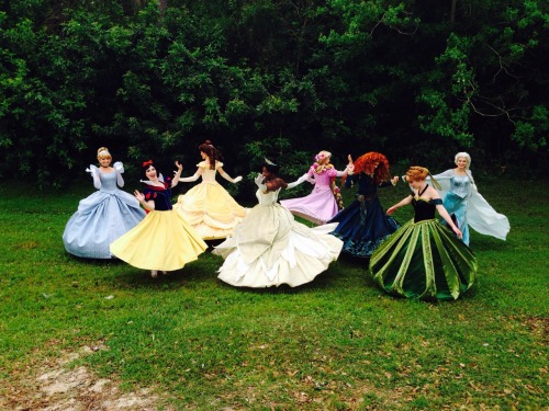 disneyprincess10: dyacks: Royal twirling this is the best thing I’ve ever seen