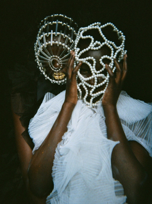 bienenkiste:“Unfolded Love”. Aweng Chuol &amp; Nyaluak Leth photographed by Barbara Ayozie Fu Safira for Vogue.it