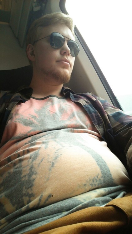 sumxtra:  Even if it’s not so huge yet, proudly flaunting my belly in public feels good. Why grow it if not to show it right? 