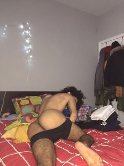 exposeedaboyzz:  jaawnycash:  you come home from a long day of work and all you wanna do is go to sleep, but you walk in your room and catch your bf like this.. wyd???? 😂  😍😍😍😍