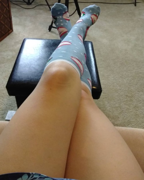  in these Santa knee high socks. #smell #footmodel #socks #thighs #thickthighs #whitegirlfeethtt