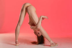 longlegs-dontbeg: Highly Flexible (via r/UncommonPoses)Legs that don’t Quit +++ Touch here for Free Webcams/Chat 