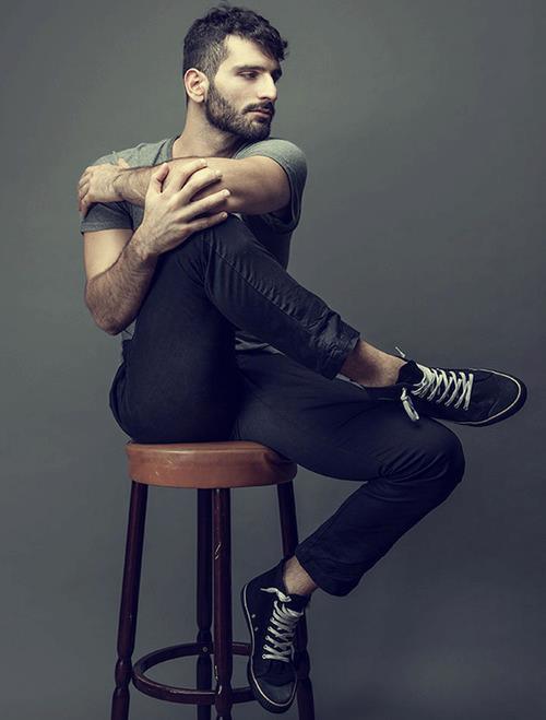 todohombres:  Mixalis Kampourakis Este hombre me tiene enamorado! Está buenísimo! 