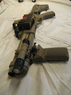 weaponslover:  This shotgun is pretty fucking awesome.   Badass