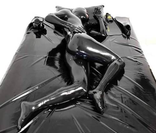 hypnoteased: jagt2: Rubbered her shiny prey…