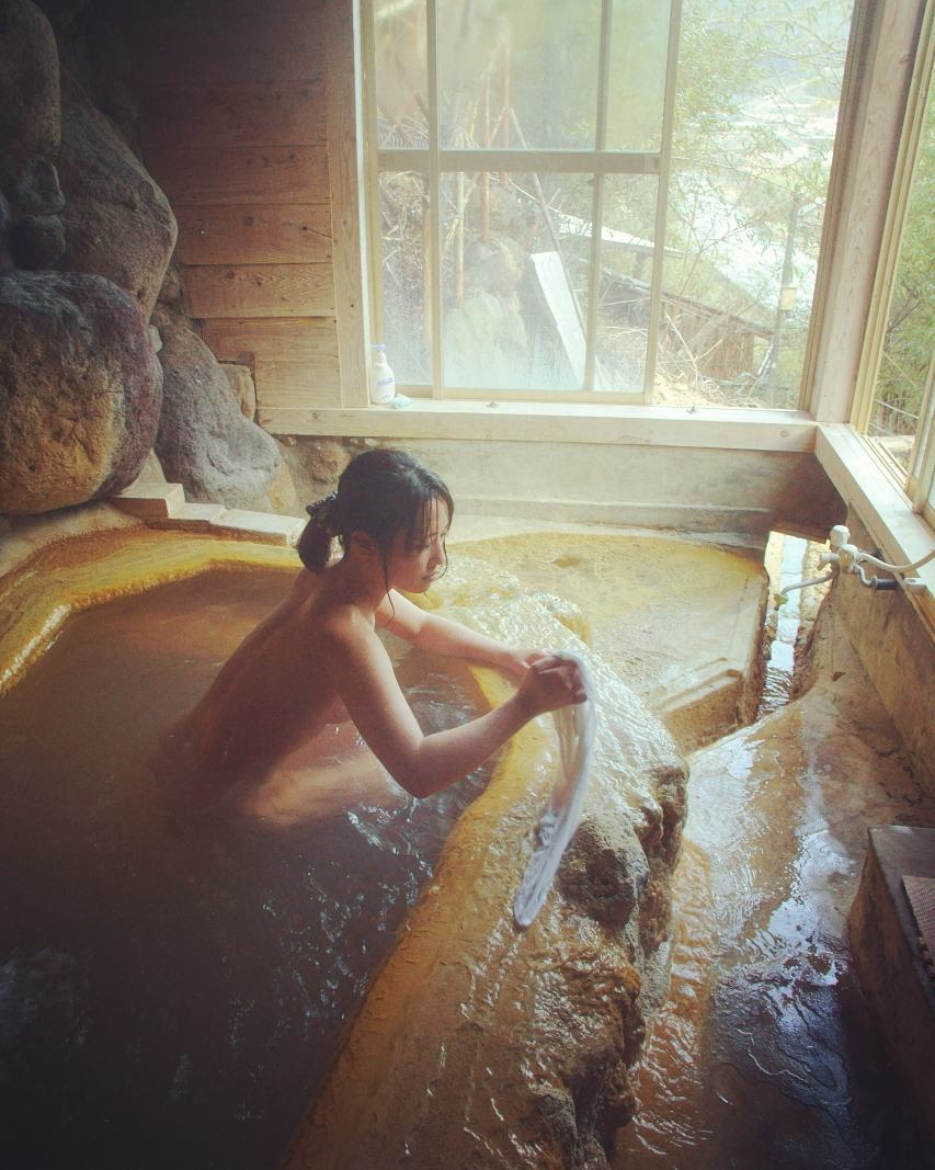 Japanese onsen, via oguro.keita  大分県 長湯温泉「万寿温泉」家族風呂