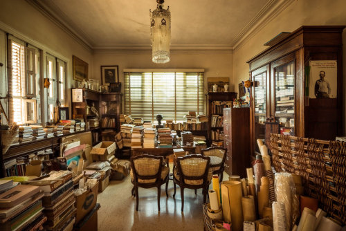 archatlas:  Havana Interiors Havana. Just saying the name evokes images of bright Caribbean colors, American cars with fins from the 50s, and once-glorious buildings fallen into ruin. Now that this socialist island country is open once more, this picture