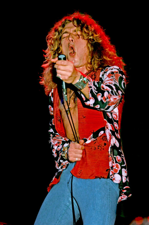 myledzeppelin: Led Zeppelin - Robert Plant singing his heart out, 1975.