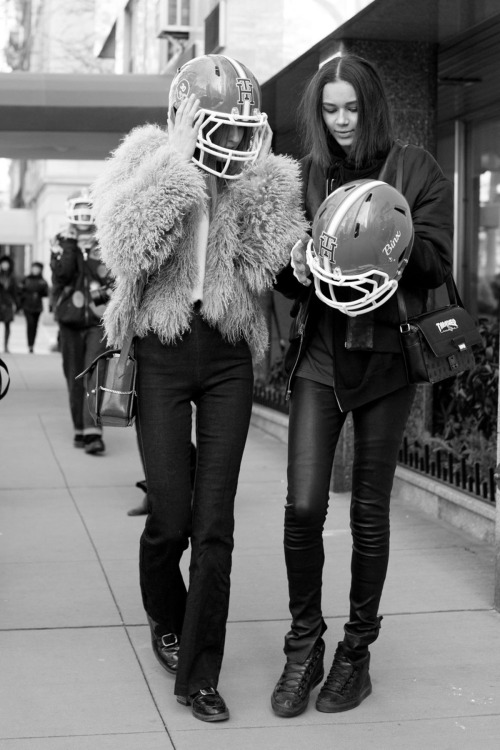 senyahearts:  Models Off Duty: Tilda Lindstam & Binx Walton - Street Style, NYFW Fall 2015.  PERFECTO
