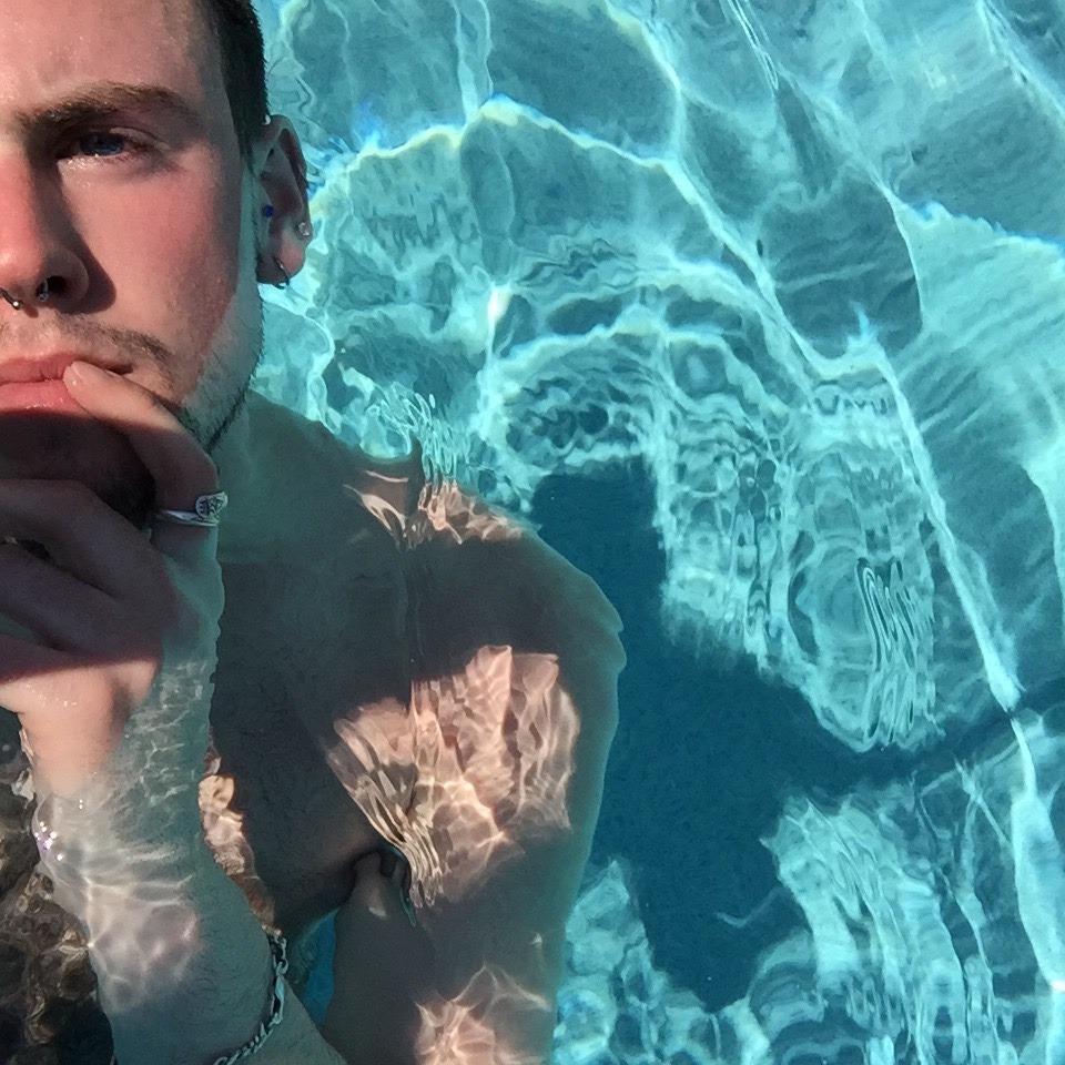 trashboyyyyyyyyyyyyyyyyyy:heres both pics 🤷‍♂️