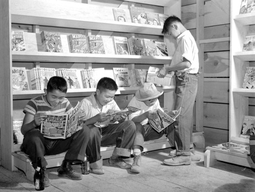 bag-of-dirt:American boys of Japanese ancestry read comics during their incarceration by the U.S. go