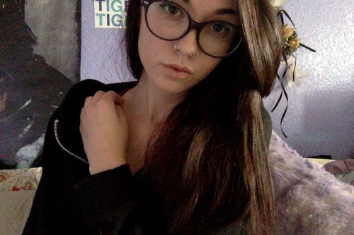 pastel-gothbabe:  Lightening my hair & got new glasses <3  