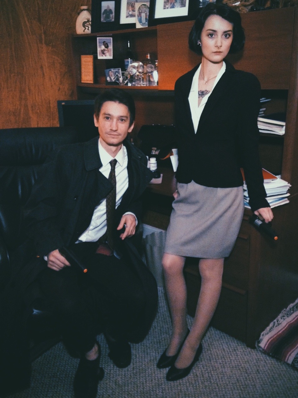 loverscarvings:  Special agents Fox Mulder and Dana Skully at your service.