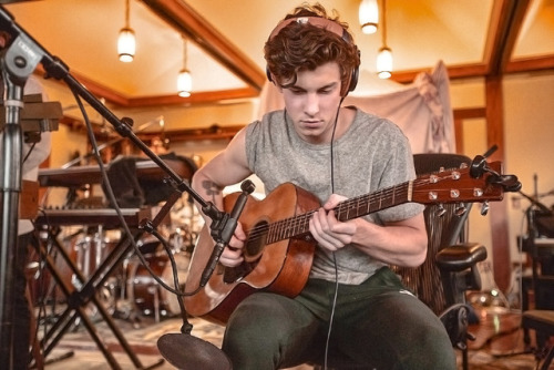 i just want to appreciate this photo. Shawn’s so attractive