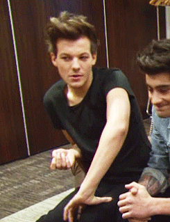 Larryloveequalsfreedom:  Love How Louis Looks Harry Up And Down After He Adjusts