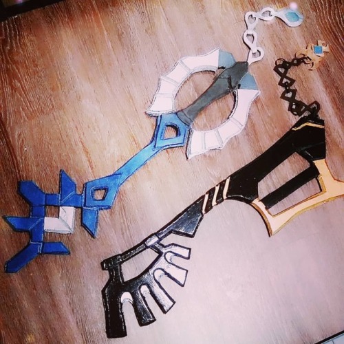 KEYBLADE PARTYYY Finished them at like 2am last night oops Im not a prop person but they look hella 