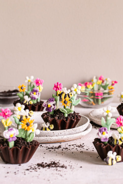 DIY Chocolate Avocado Pudding Dirt Cups These Chocolate Avocado Pudding Dirt Cups feature a diary-fr