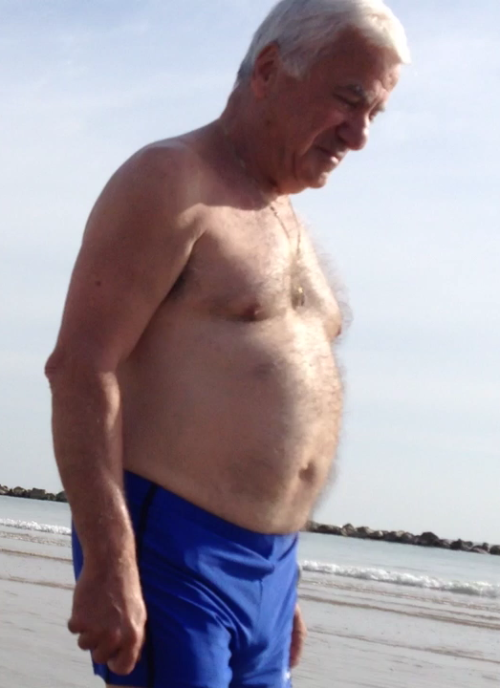 bcameronme:  kosmosuniverse:  Sexy handsome dad  reblog if you reblog this before looking at his fac